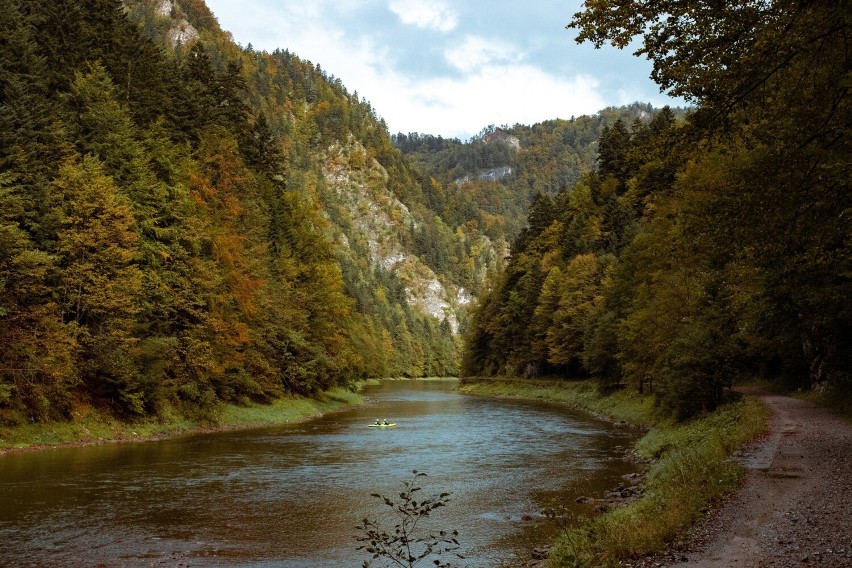Jesienny krajobraz wzdłuż Dunajca.