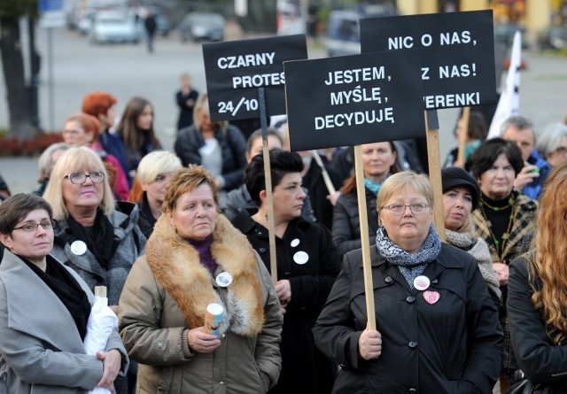 Kobiety sprzeciwiają się planom zaostrzenia ustawy aborcyjnej i ograniczeniu dostępu do zabiegu w przypadku ciężkiego uszkodzenia płodu. W "Czarnym Proteście" ulicami Przemyśla wzięło udział ponad 100 osób.

