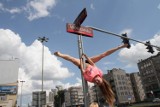 Street Pole Dance. Dziewczyny z Łodzi tańczą... na znakach drogowych (wideo)
