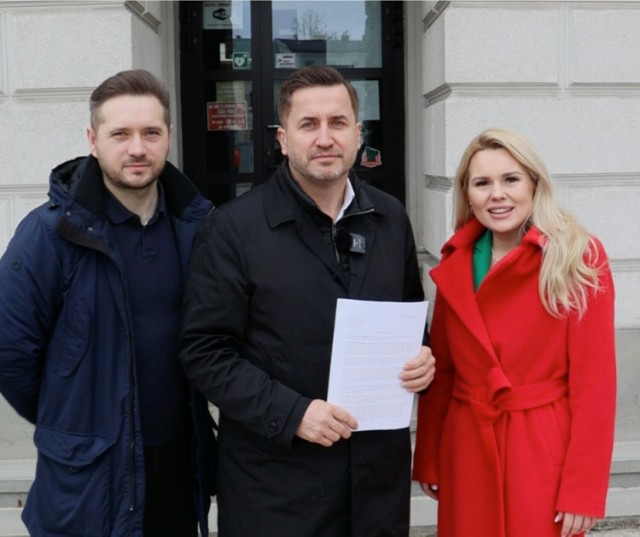 Radni Kamil Suchański (w środku), Katarzyna Suchańska i Dariusz Kisiel z Bezpartyjnych i Niezależnych złożyli interpelację do prezydenta Kielc w sprawie Krajowego Planu Odbudowy.