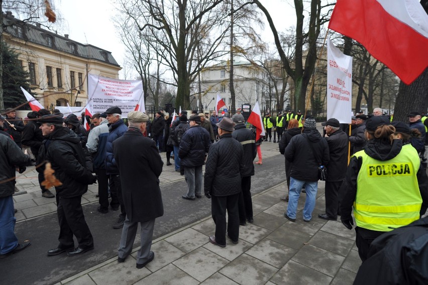 Protesty przed Trybunałem Konstytucyjnym. Dwie manifestacje...