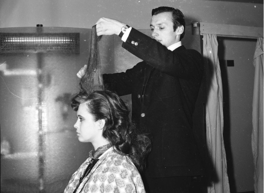Fryzury modne w PRL-u. Zobacz, jak dbaliśmy o włosy za komuny. Dawni fryzjerzy to dopiero mieli fantazję! Archiwalne zdjęcia