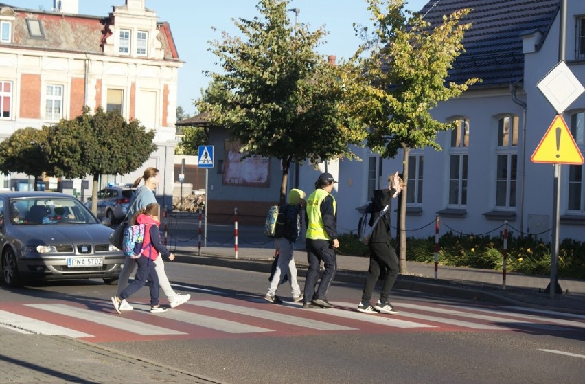 Akcja policji z Wągrowca. Cały czas więcej patroli w okolicy szkół. Policjanci apelują o... machanie. Dlaczego?