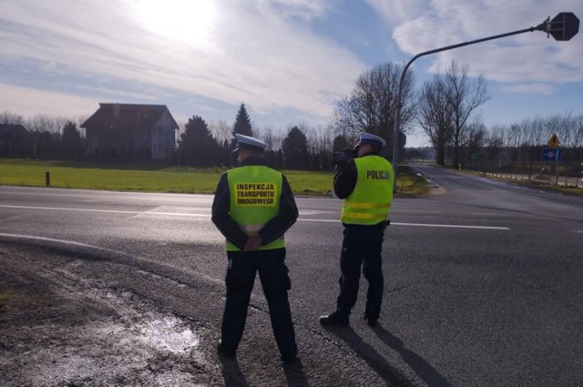 Radziejowscy policjanci wspólnie z funkcjonariuszami ITD z Włocławka skontrolowali 24 pojazdy, w czterech przypadkach ujawnili przekroczenie masy przewożonego towaru