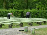 Prace społecznie użyteczne w Tomaszowie. Malują ławeczki w parku miejskim