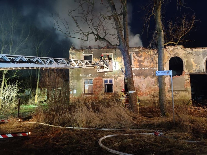 Nocny pożar opuszczonego budynku w Pątnówku koło Legnicy i brawurowa akcja strażaków [ZDJĘCIA]