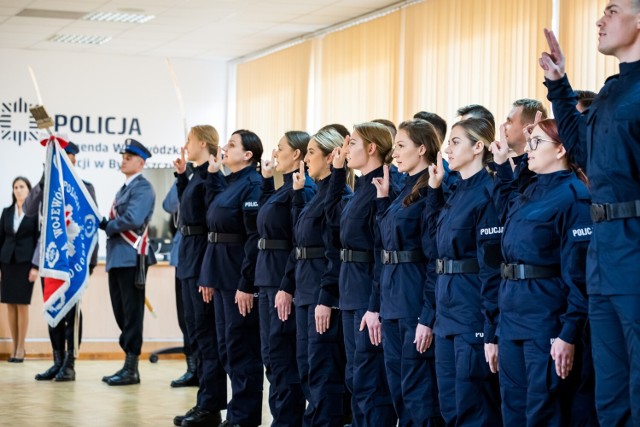 W policyjnych szeregach w Bydgoszczy słychać coraz głośniej o chęci odchodzenia ze służby. Ma to być efekt kumulacji korzystnych rozwiązań finansowych - w tym wysokiej waloryzacji emerytur. Z drugiej strony związki zawodowe chcą podwyżek dla policjantów. W tym roku w Bydgoszczy do służby przyjęto 55 nowych funkcjonariuszy.