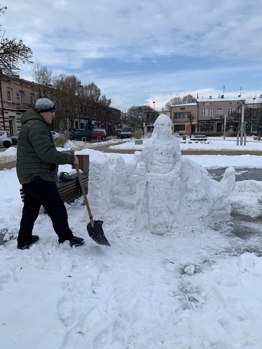 Odśnieżanie artystyczne w Łasku, czyli niezwykłe rzeźby Tomasza Zabłotnego
