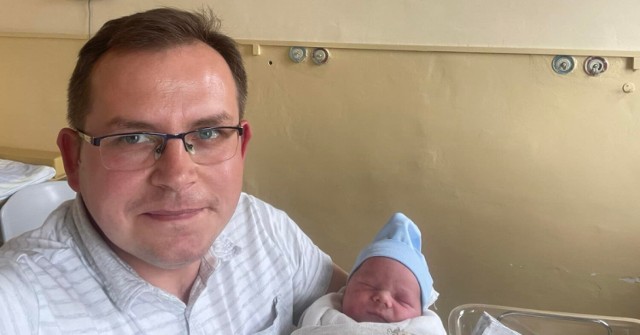 Paweł Rychlik z synkiem Filipem, który urodził się dzisiaj w wieluńskim szpitalu