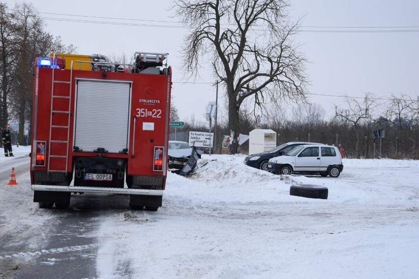 Wypadek na drodze wojewódzkiej w Dąbrowicach. Jezdnie nadal śliskie [ZDJĘCIA]