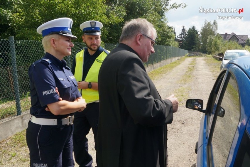 Częstochowa: ksiądz i policjanci promowali wśród kierowców bezpieczne zachowania na drodze [ZDJĘCIA]