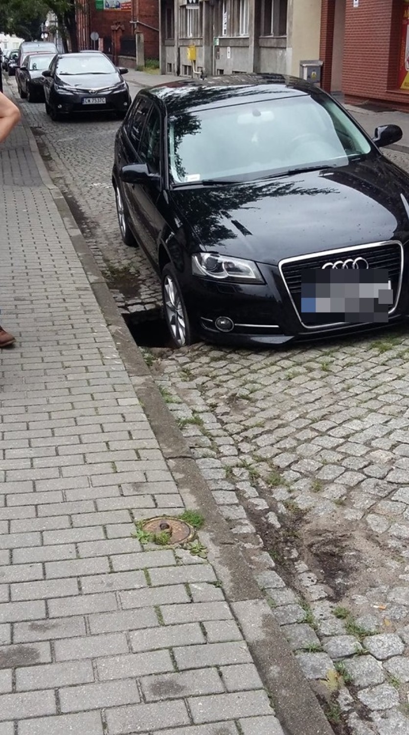 Na Słowackiego we Włocławku jezdnia zapadła się pod jadącym samochodem [zdjęcia]