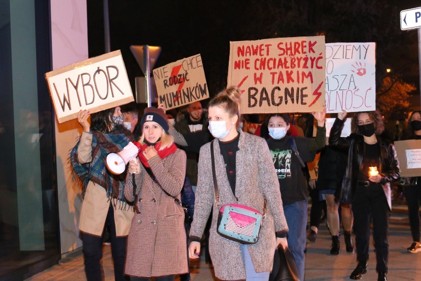 Strajk kobiet w Łomży. Mieszkańcy nie rezygnują z czarnych spacerów  [30.10.2020]