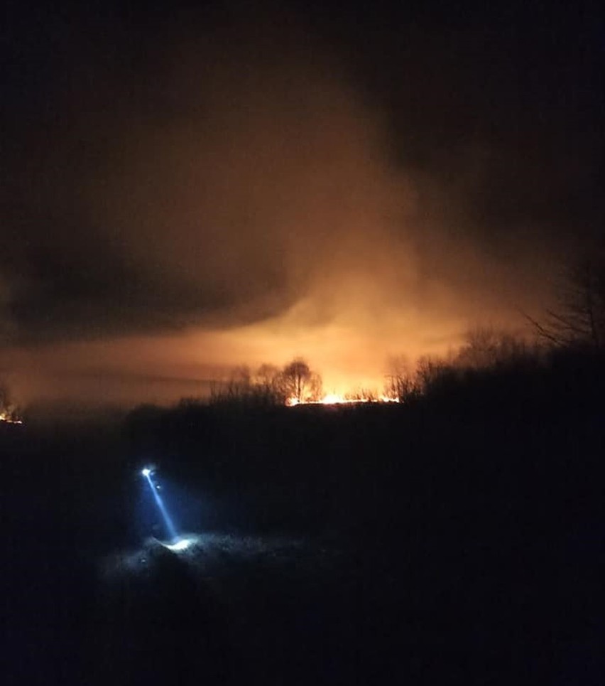 Całą noc jednostka OSP KSRG Osobnica spędziła na gaszeniu...