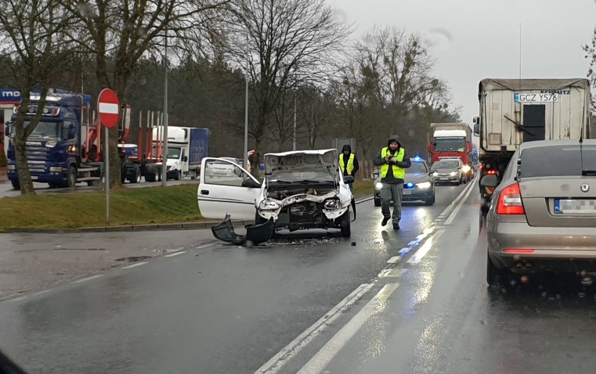 Rychnowy. Opel wjechał w tył volkswagena. Dwie osoby poszkodowane (zdjęcia)