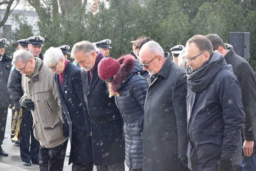 Gdyńscy samorządowcy i parlamentarzyści złożyli kwiaty pod Pomnikiem Polski Morskiej z okazji urodzin Gdyni ZDJĘCIA