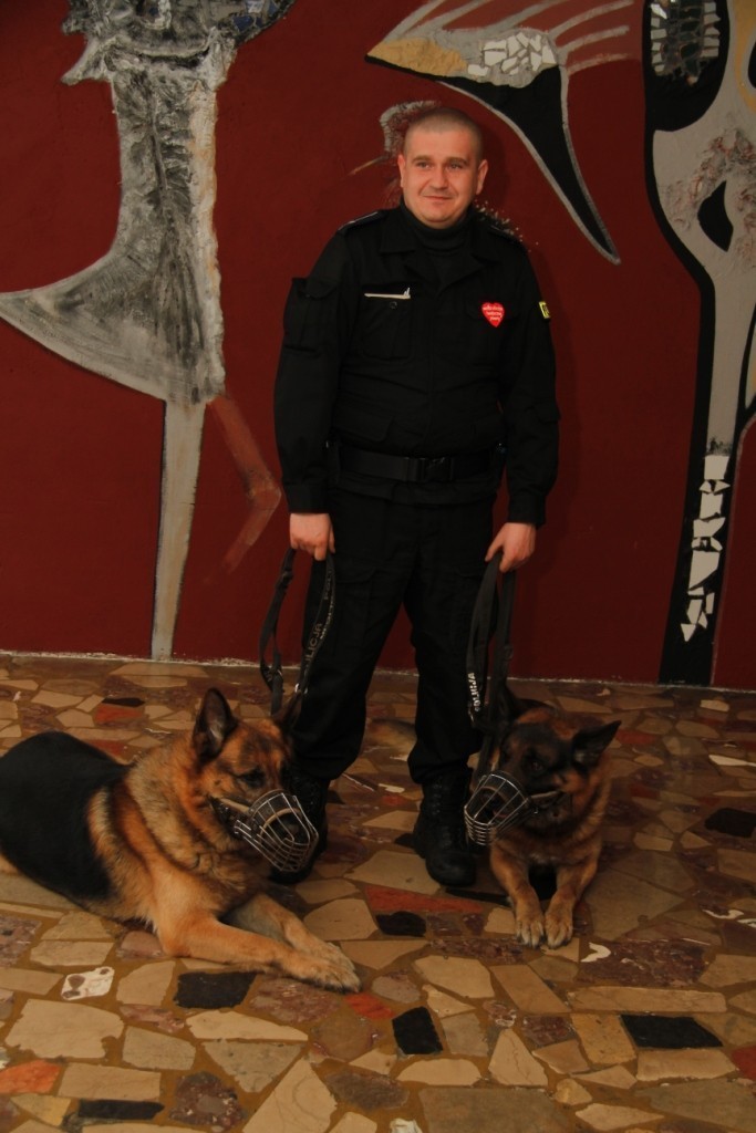 Pies policyjny Warno i jego opiekun mł. asp. Konrad Karnicki z KPP w Radomsku nagrodzeni