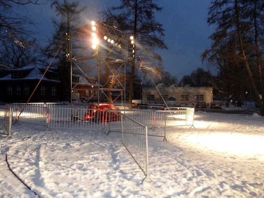 WOŚP Rybnik: Trwa montaż sceny na kampusie. Zobacz zdjęcia