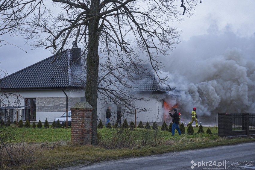 Pożar budynku jednorodzinnego w Gorzupi. Na miejscu działało siedem zastępów [ZDJĘCIA]