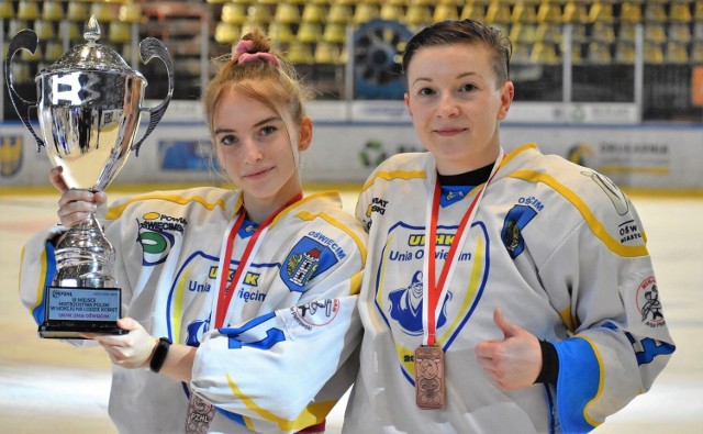 Justyna Żyła (z lewej) zdobyła w Unii Oświęcim trzy brązowe medale mistrzostw Polski w ekstraklasie hokeistek. Choć ma dopiero 17 lat, uznała, że jest gotowa na zagraniczne wyzwanie.