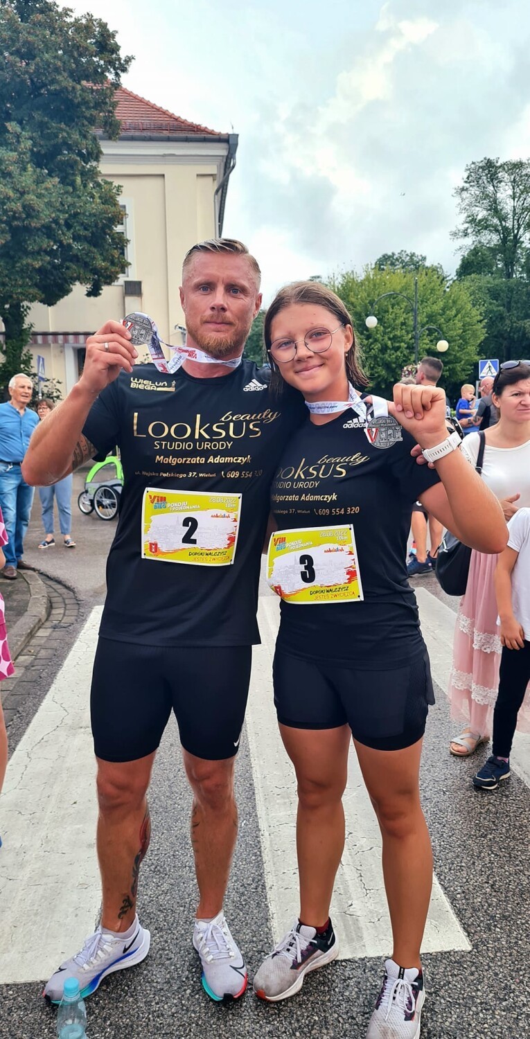 Wspólne bieganie to ich pasja. Maja Adamczyk i jej tata Andrzej z Wielunia nie wyobrażają sobie niedzieli bez przebiegnięcia10 km