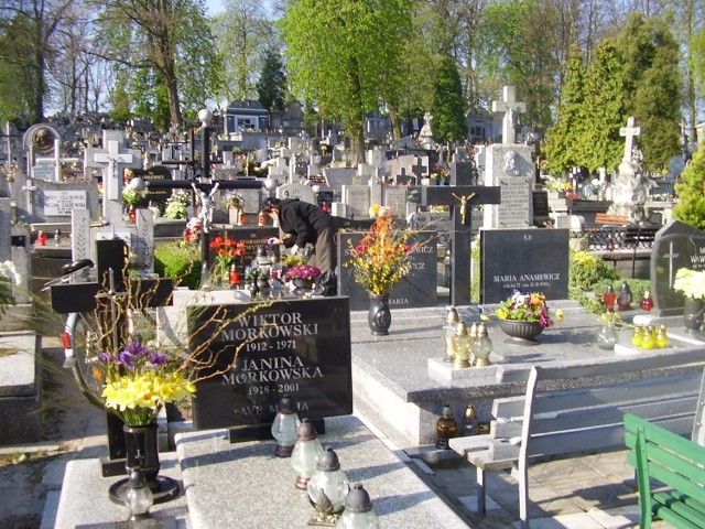 Na cmentarzu przy ul. Kolskiej rzadko który grób ma uregulowaną sprawę dzierżawy