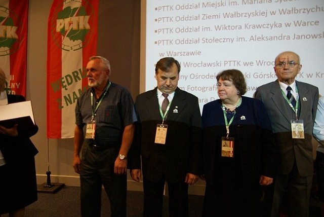 Dyplom dla piotrkowskiego PTTK odebrał Mirosław Ratajski (pierwszy z lewej)