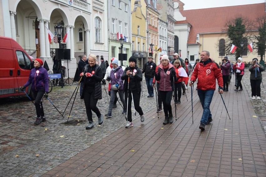 Święto Niepodległości w Wejherowie. Z placu Wejhera wyruszył Niepodległościowy Marsz Nordic Walking