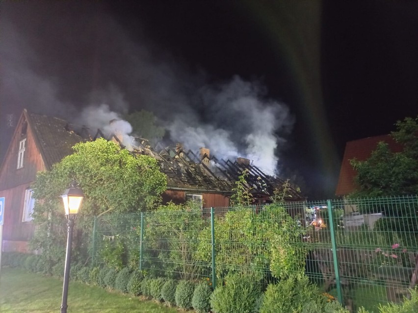 Z pożarem budynku mieszkalnego przy pałacu w Polednie...