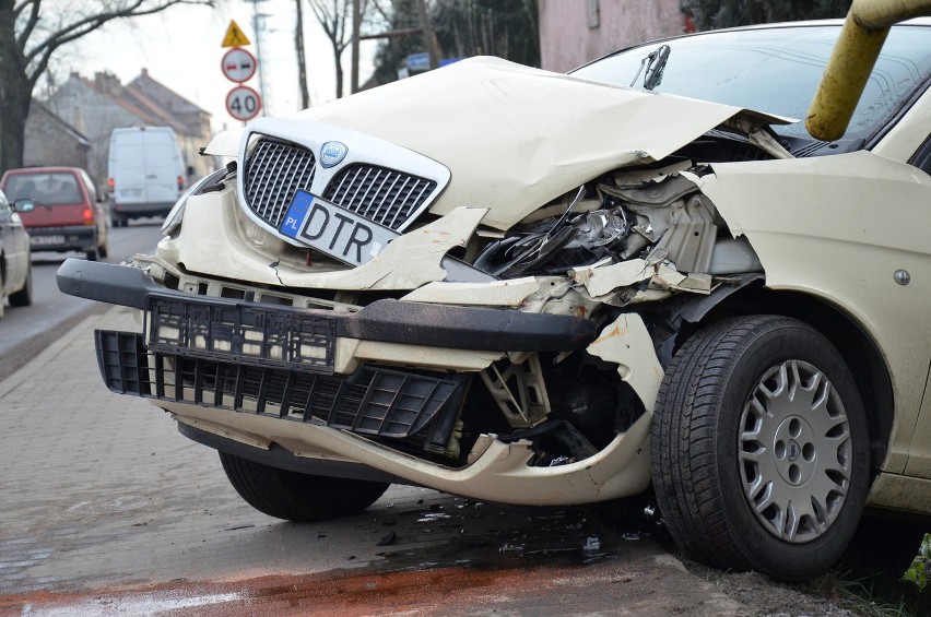 Samochód wypadł z drogi i uderzył w autobus [ZDJĘCIA]