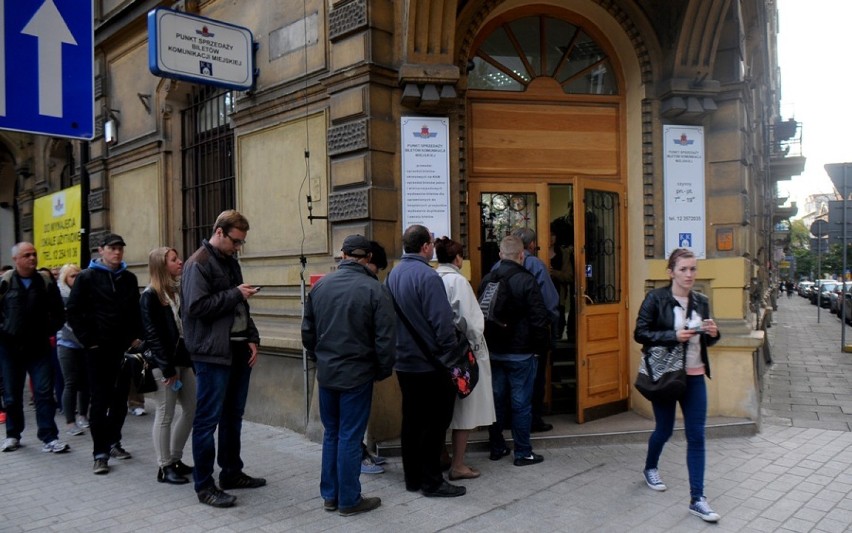 Kraków. Kolejka po bilety MPK na Podwalu [ZDJĘCIA]