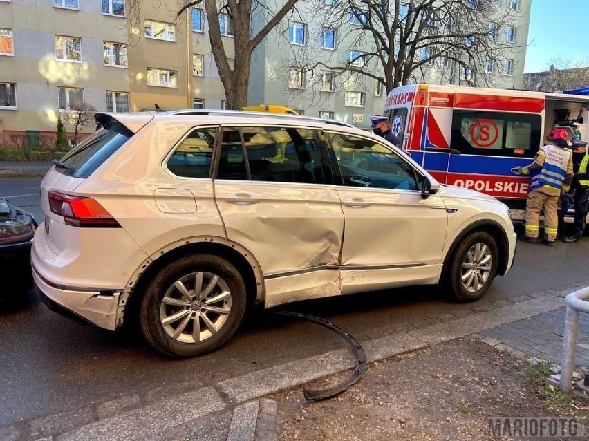 Dwa volkswageny zderzyły się na ul. 1 Maja w Opolu. Jeden z...