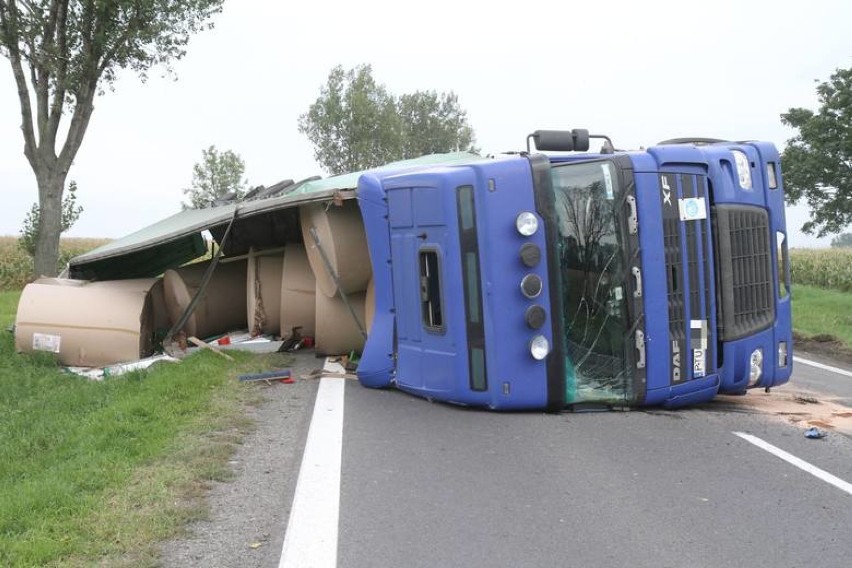 Groźny wypadek na DK8. Leżąca ciężarówka blokuje drogę....