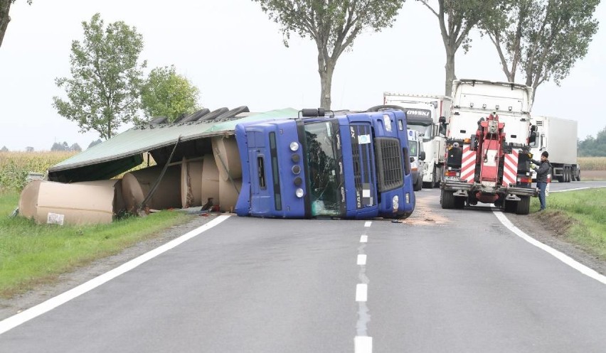 Groźny wypadek na DK8. Leżąca ciężarówka blokuje drogę....