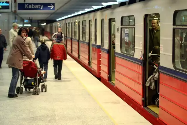 Metro Politechnika: dziecko wpadło w szczelinę pomiędzy wagonem a peronem |  Warszawa Nasze Miasto