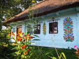 Wyprawy dalsze i bliższe. A może wybrać się do urokliwej malowanej wsi w Małopolsce Zalipia? Zobacz ozdobione w kwietne wzory chaty ZDJĘCIA