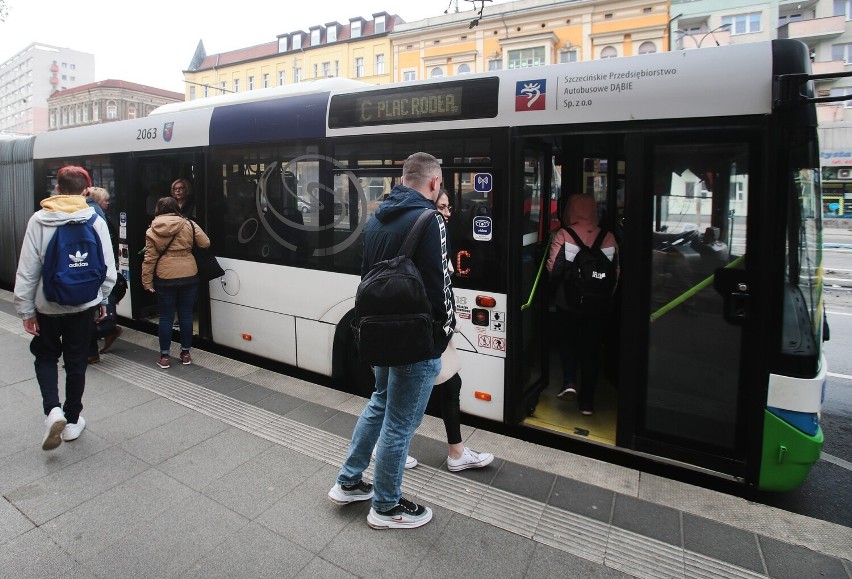 Pasażerowie komunikacji miejskiej: autobusy linii C powinny kursować częściej. Co na to miasto?