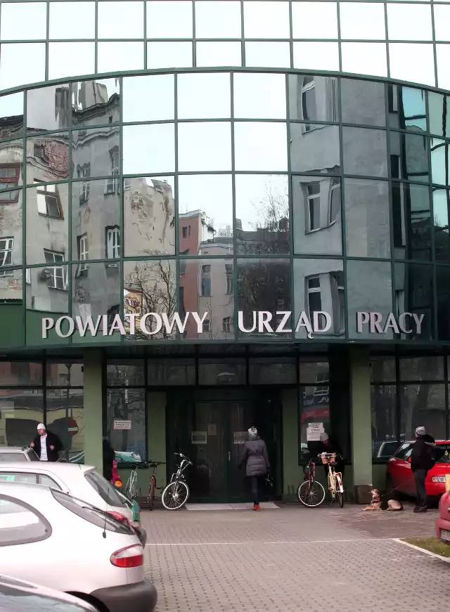 W Powiatowym Urzędzie Pracy w Łodzi nie przedłużono umów 51 pracownikom. W pośredniaku zostały 302 osoby