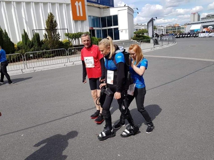 Wings For Life Poznań: Mieszkanka Chodzieży pobiegła dla innych, choć sama nie może chodzić. Pomógł jej egzoszkielet