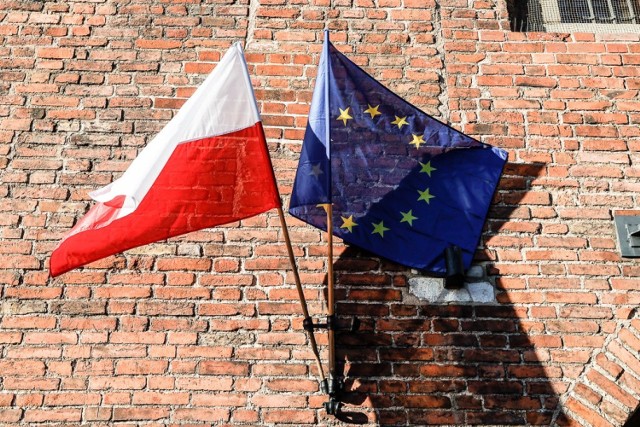 Na ulicach Gdańska zawisły flagi unijne. To wyraz sprzeciwu wobec weta rządu ws. budżetu Unii Europejskiej