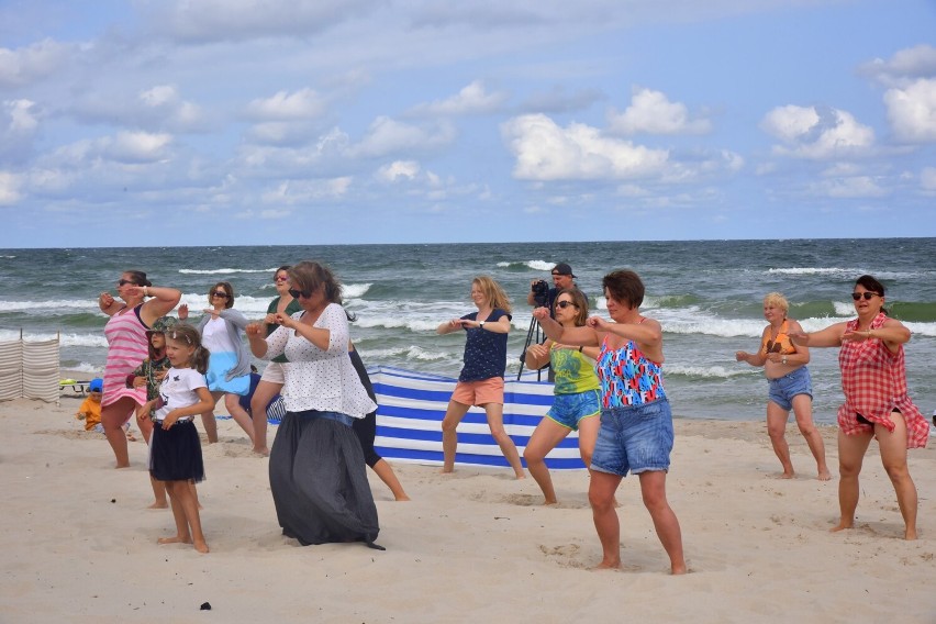 Zumba na plaży w Białogórze, Dębkach i Karwieńskim Błocie. Wyginaj śmiało ciało razem z Karoliną Mroch. Gdzie i kiedy ćwiczymy? | FOT, WIDEO