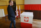 Wybory w Rybniku: Masłowski przy urnie wyborczej
