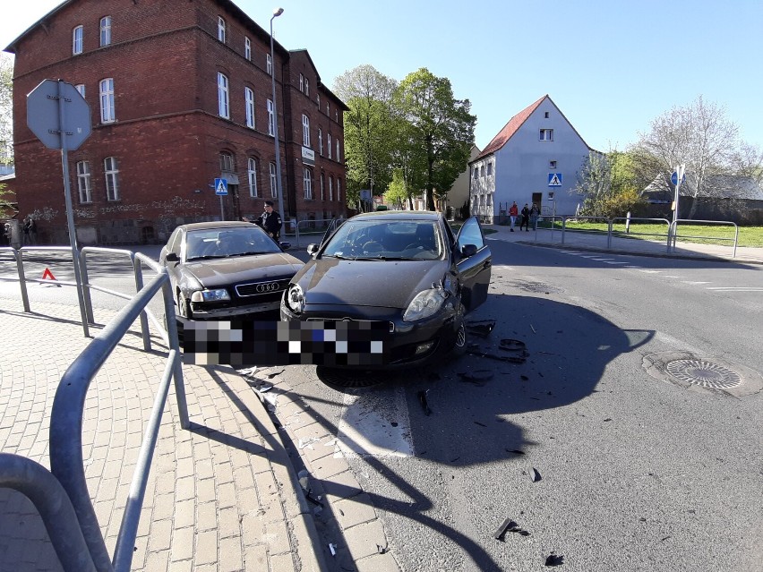 Groźne zderzenie samochodów w Szczecinku. Znowu to pechowe skrzyżowanie [zdjęcia]