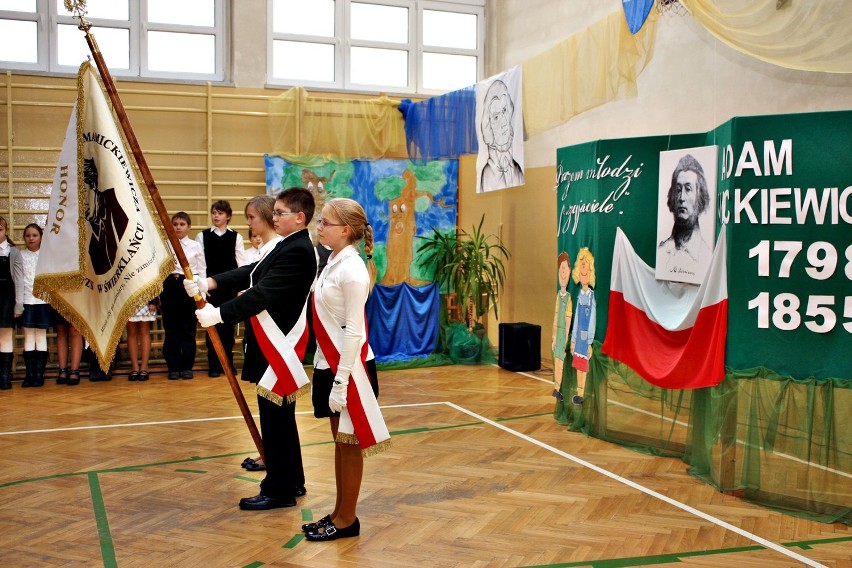 Szkoła Podstawowa w Świerklańcu doczekała się sztandaru i hymnu [ZDJĘCIA]