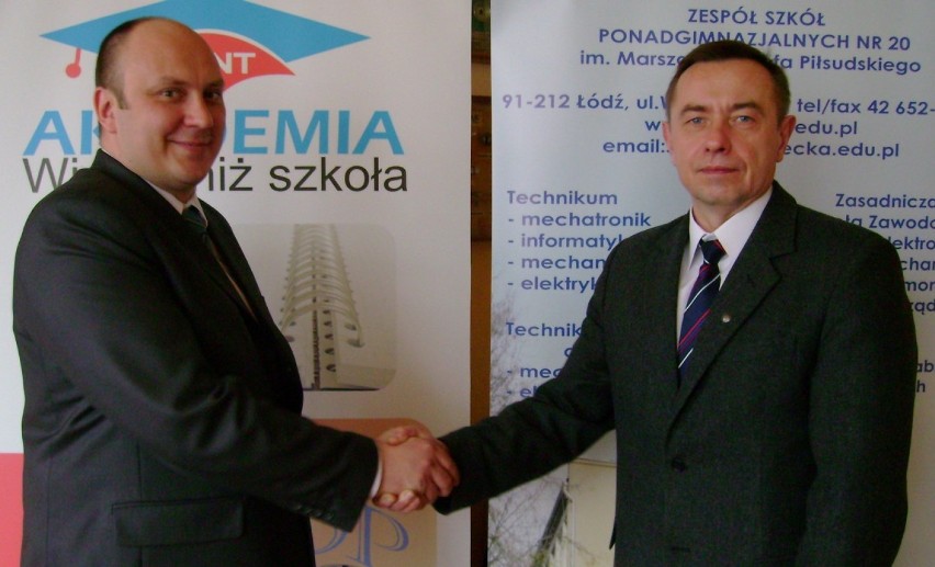 Od lewej: Prezes Chint Polad Jakub Róziewicz i dyrektor ZSP nr 20 Zdzisław Jurewicz