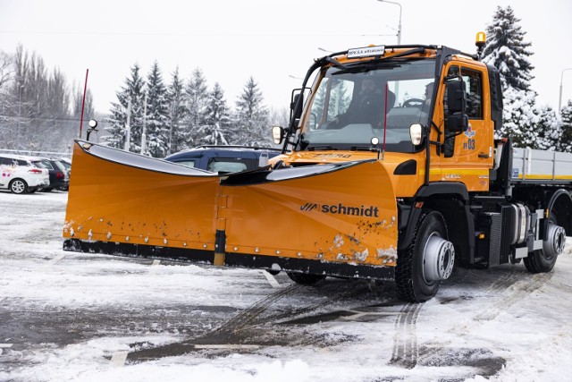 Wielofunkcyjny pojazd Unimog pomaga w walce z zimą