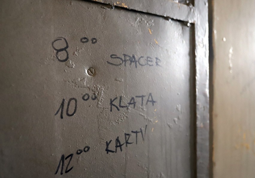 To wypisywali więźniowie na ścianach w Areszcie Śledczym w Zabrzu! Zobacz te zdjęcia