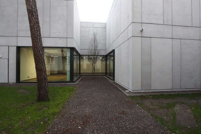 Warszawa. Na skraju lasu zbudowano nowoczesny betonowo-szklany budynek. To magazyn Muzeum Literatury