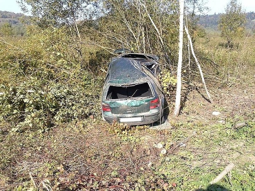 Wypadek w Jabłonicy Ruskiej. 19-latek rozbił cudze auto