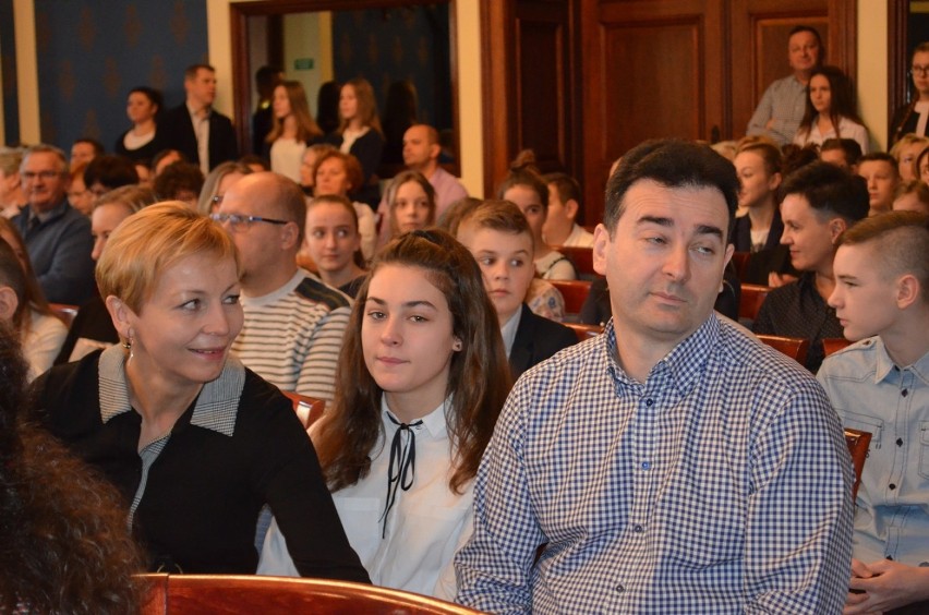 Najzdolniejsi uczniowie odebrali stypendia prezydenta Głogowa (FOTO)